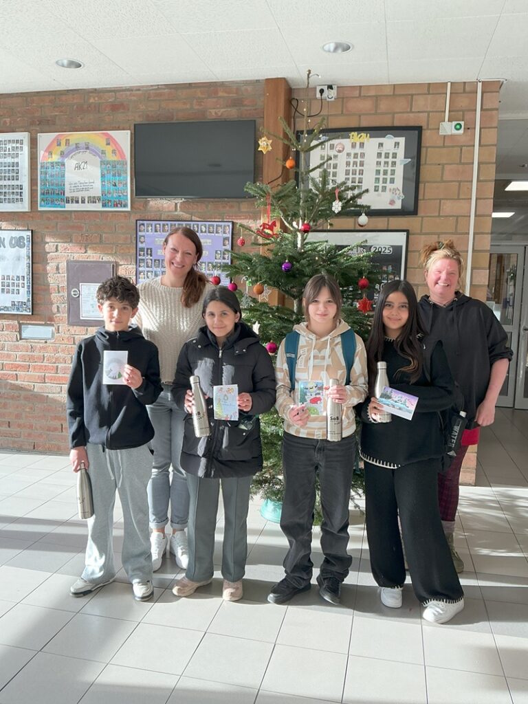 Gewinner des Malwettbewerbes Weihnachten 2025 mit der Schulleitung der Vertretung des Fördervereins