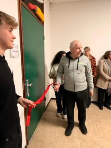 Feierliches Durchschneiden des roten Bandes