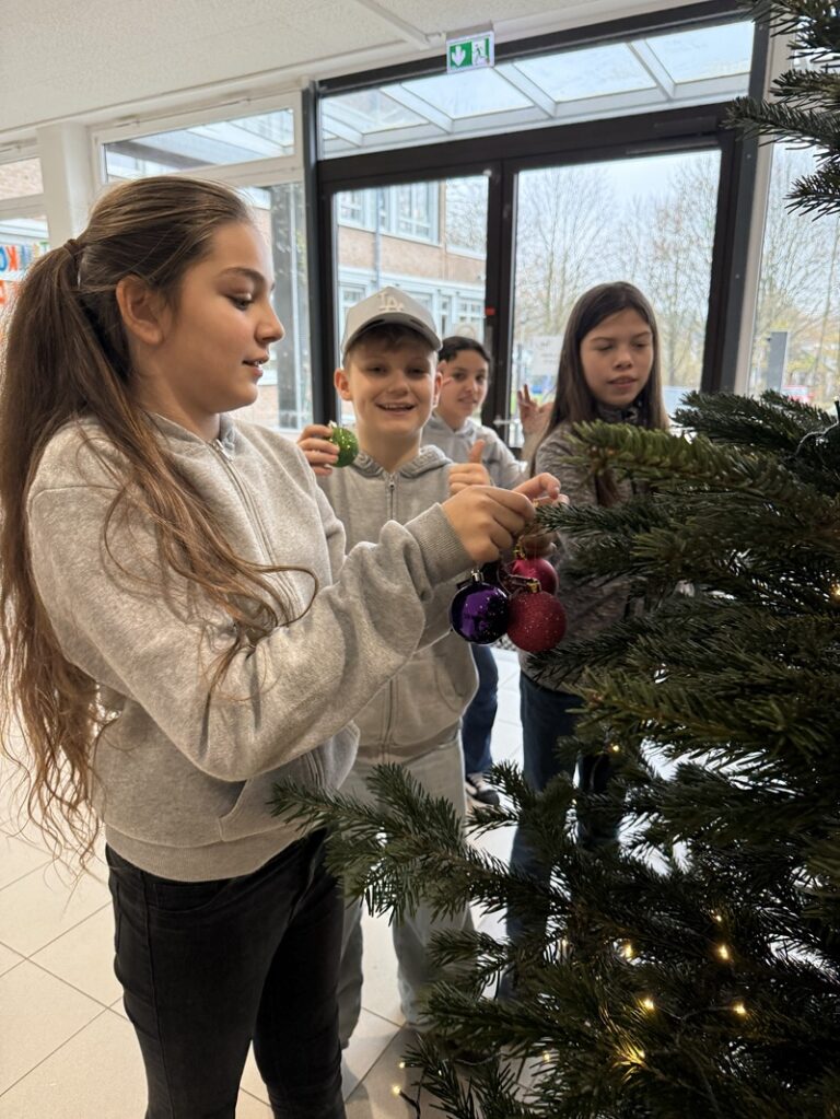 Die Klasse 5b schmückt unseren Weihnachtsbaum.